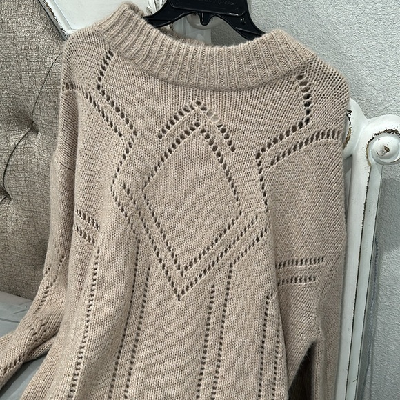 **BRAND NEW Ladies Sweater - Picture 2 of 3